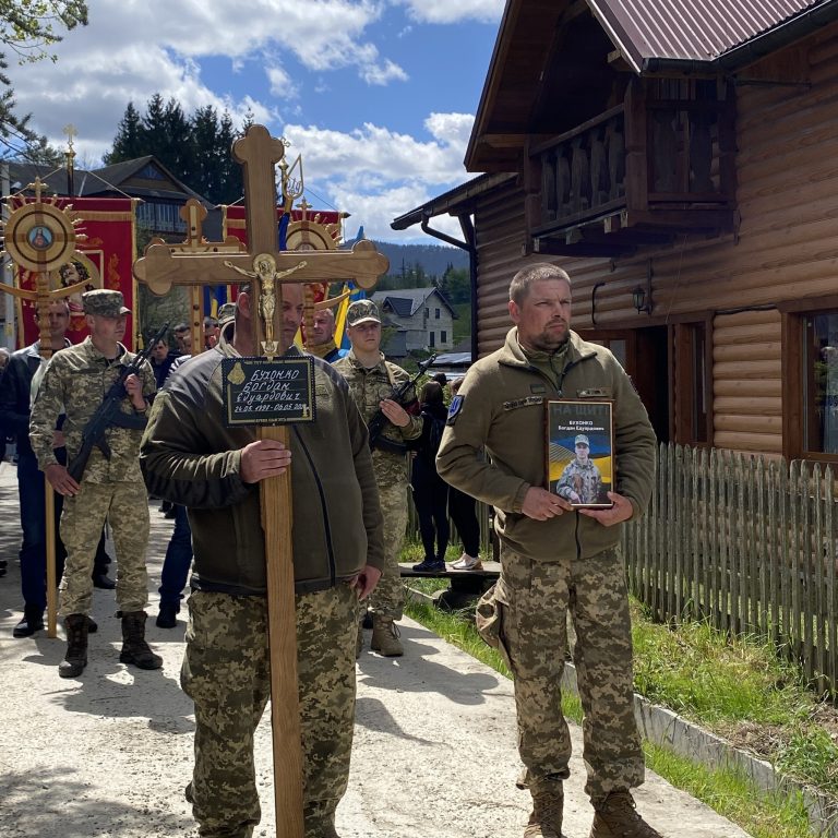 На Прикарпатті попрощалися із 27-річним солдатом Богданом Бухонко (ФОТО) 9 441075453 804641461592597 3056579979922098214 n