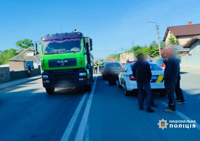 У Крихівцях чоловік загинув під колесам вантажівки, що стояла у заторі (ФОТО)