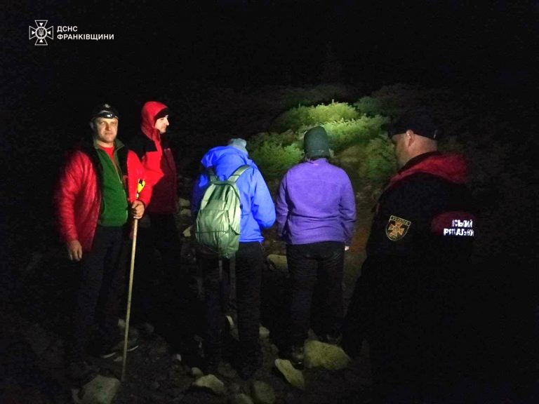 Під час спуску з Говерли заблукали дві туристки: вони викликали рятувальників (ФОТО) 8 Під час спуску з Говерли заблукали дві туристи: вони викликали рятувальників (ФОТО)