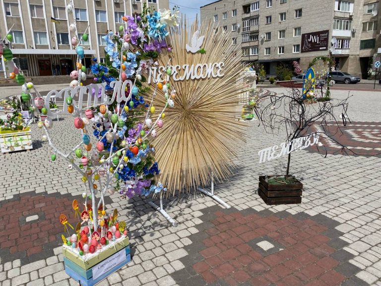 У Городенці організували благодійний ярмарок та прикрасили місто Великодніми фотозонами
