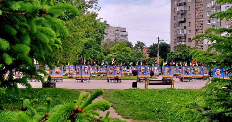Зупиніться: мер Калуша закликав не красти квіти з Алеї Героїв