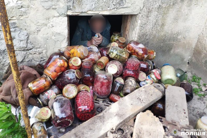На Рівненщині крадій консервації застряг у вікні підвалу (ФОТО)