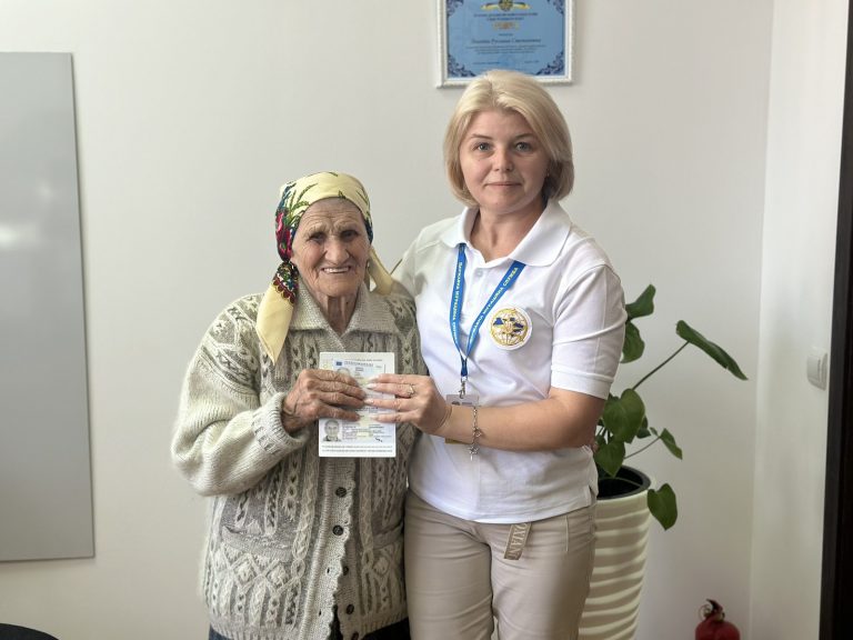 На Городенківщині 98-річна жінка отримала ID-картку й закордонний паспорт (ФОТО)