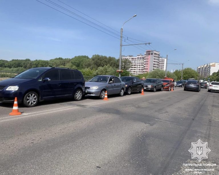 У Франківську через неуважність водійки зіткнулися п'ять авто (ФОТО) 4 У Франківську через неуважність водійки зіткнулися п'ять авто (ФОТО)