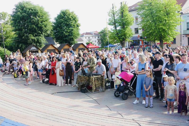 У Калуші на День міста зібрали майже 130 тисяч гривень для ЗСУ