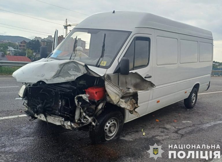 ДТП на Львівщині: прикарпатець виїхав на зустрічну смугу (ФОТО) 9 ДТП на Львівщині: прикарпатець виїхав на зустрічну смугу (ФОТО)