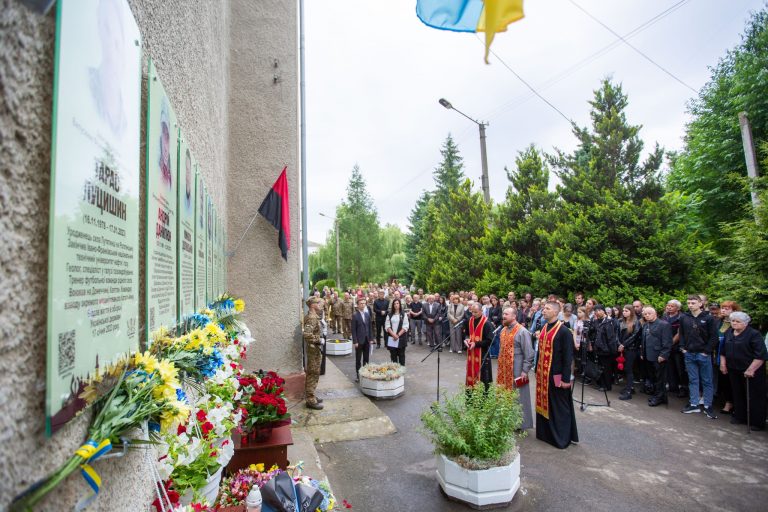 Пам’яті дев’ятьох Героїв: у Франківську вшанували загиблих захисників (ФОТО) 12 445197777 1038631484499774 959453902942318451 n