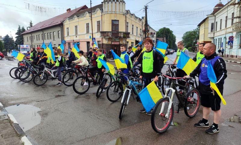 У Тлумачі вчителі та учні організували велопробіг до Дня захисту дітей (ФОТО)