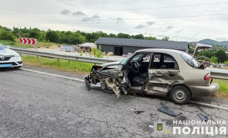 Ранкова ДТП в Івано-Франківську: на місці медики, поліція та рятувальники (ВІДЕО)