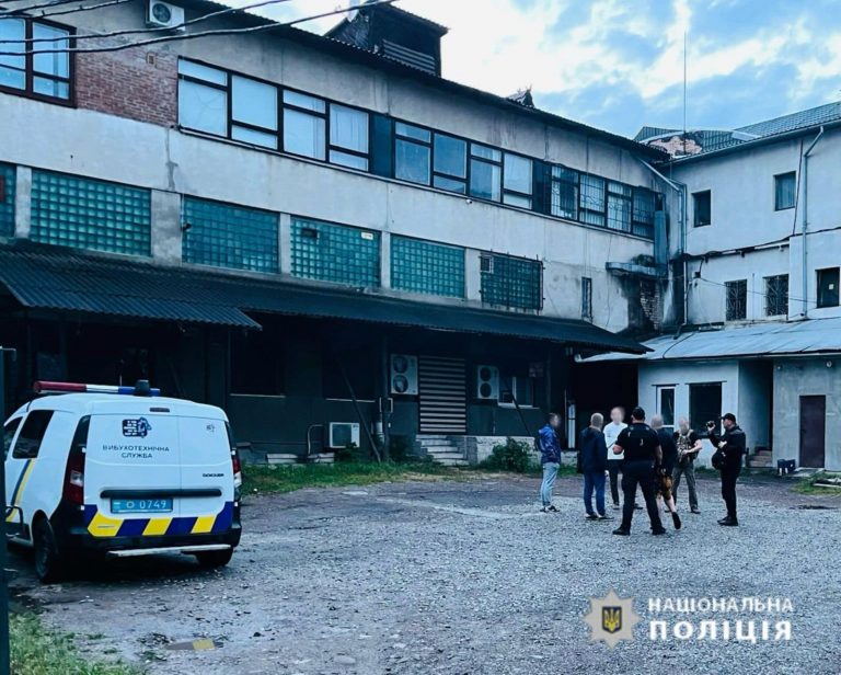У Коломиї чоловік з молотом і гранатою увірвався до готелю (ФОТО)
