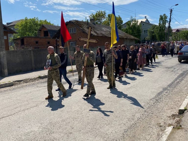 На Івано-Франківщини в останню дорогу провели захисника Михайла Бойчука (ФОТО) 7 5 1