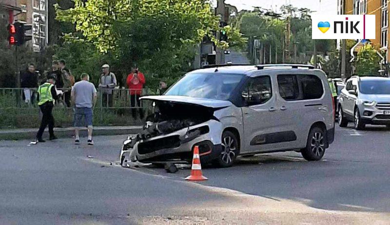 Ввечері в Івано-Франківську трапилася потрійна ДТП (ФОТО, ВІДЕО) 5 5 5 scaled