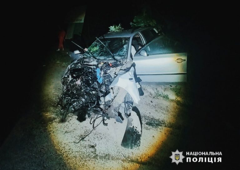 У Коломиї легковик врізався у причеп вантажівки (ФОТО) 11 6654470e9c205075525010
