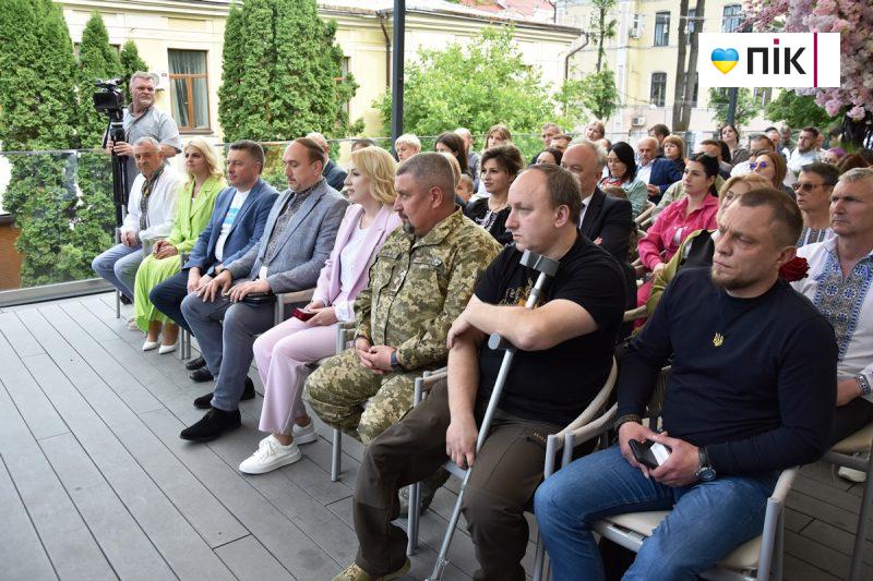 Люди Прикарпаття: на благодійному аукціоні на підтримку 109-го батальйону (ФОТО) 8 DSC 0247 scaled