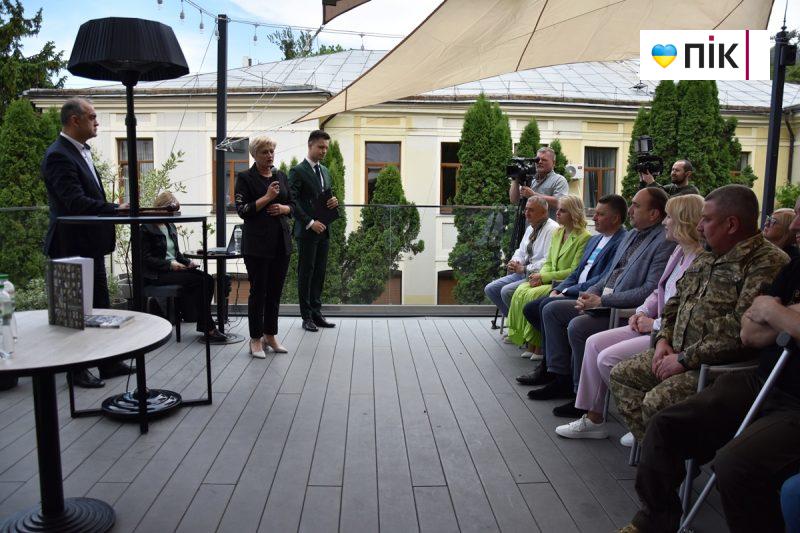 Люди Прикарпаття: на благодійному аукціоні на підтримку 109-го батальйону (ФОТО) 26 DSC 0340 1 scaled