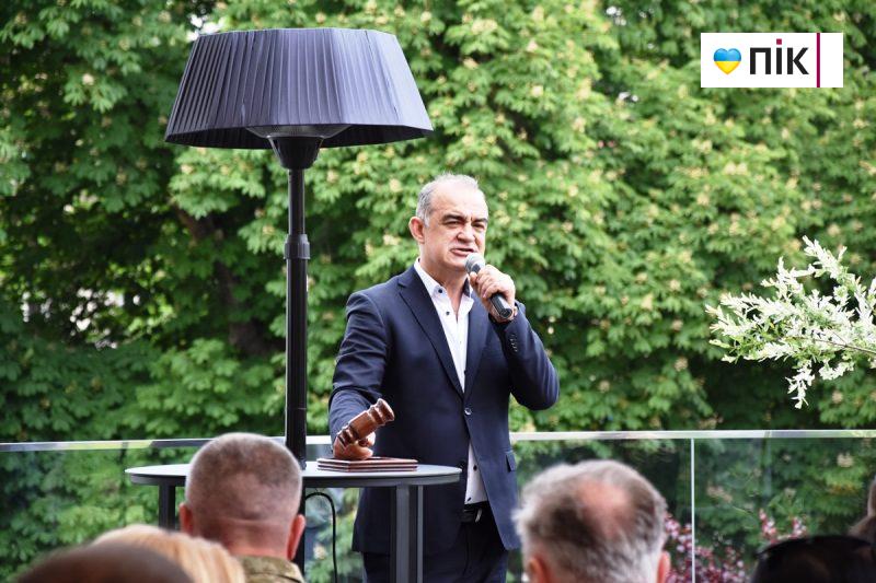 Люди Прикарпаття: на благодійному аукціоні на підтримку 109-го батальйону (ФОТО) 44 DSC 0387 scaled