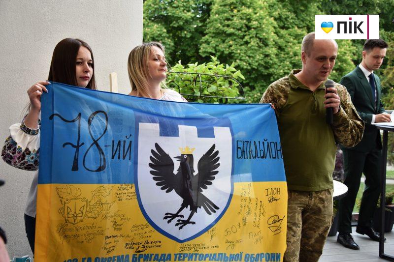 Люди Прикарпаття: на благодійному аукціоні на підтримку 109-го батальйону (ФОТО) 53 DSC 0413 scaled