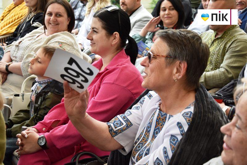 Люди Прикарпаття: на благодійному аукціоні на підтримку 109-го батальйону (ФОТО) 55 DSC 0420 scaled