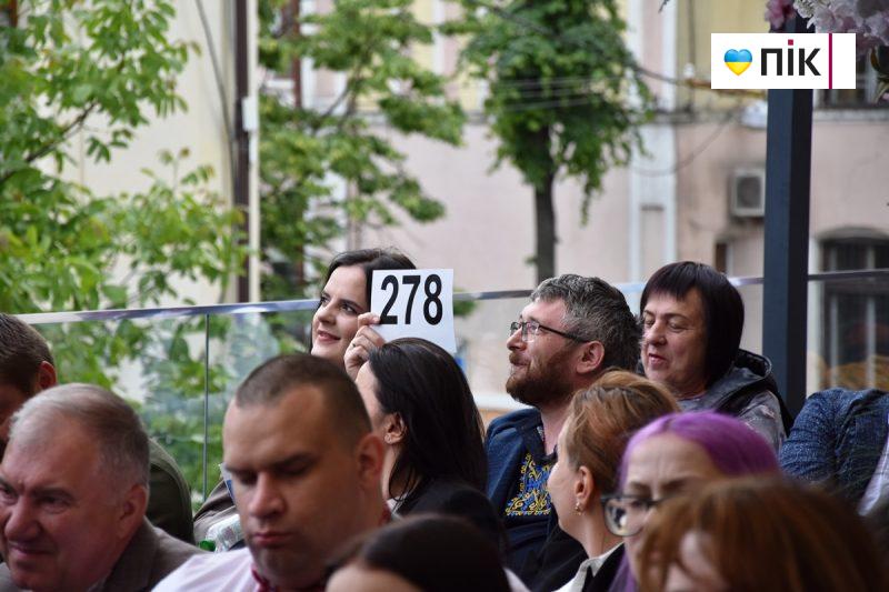 Люди Прикарпаття: на благодійному аукціоні на підтримку 109-го батальйону (ФОТО) 56 DSC 0421 scaled