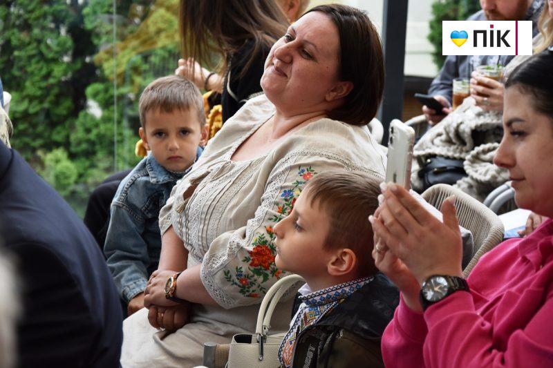 Люди Прикарпаття: на благодійному аукціоні на підтримку 109-го батальйону (ФОТО) 71 DSC 0473 scaled