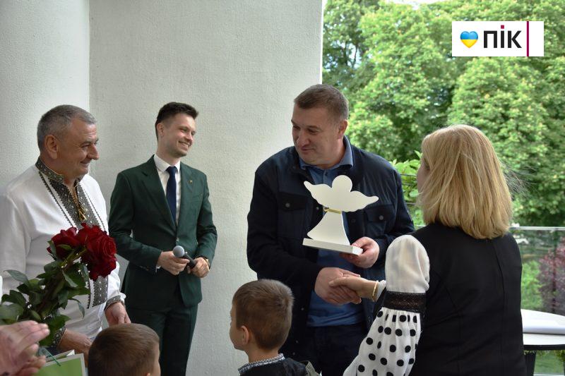 Люди Прикарпаття: на благодійному аукціоні на підтримку 109-го батальйону (ФОТО) 74 DSC 0496 scaled