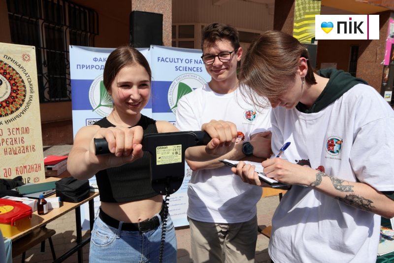 Що цікавого відбувалося на науковому пікніку в Івано-Франківську (ФОТОРЕПОРТАЖ) 6 IMG 6128 2 scaled