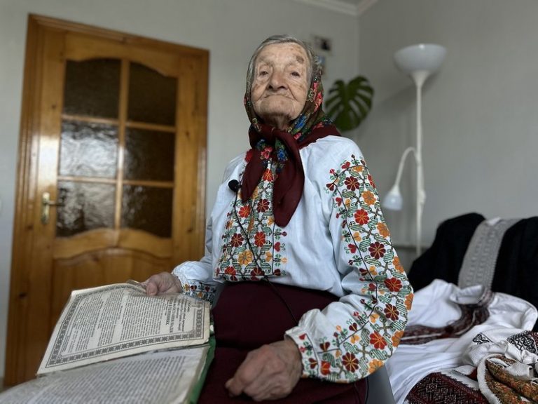 На Рожнятівщині 93-річна майстриня вишиває для усієї родини (ВІДЕО) 8 На Рожнятівщині 93-річна майстриня вишиває для усієї родини (ВІДЕО)