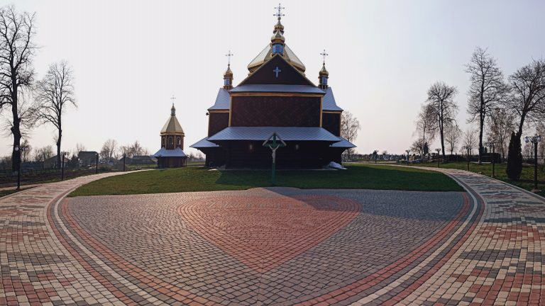 У вигляді писанки: біля 160-річного храму на Коломийщині виклали незвичну доріжку