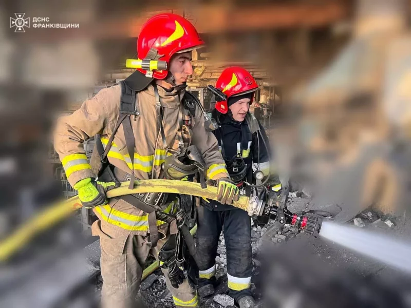 Зеленський подякував прикарпатським рятувальникам, які гасили пожежу після ракетного удару (ФОТО