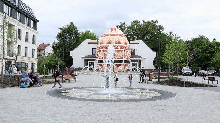 У Коломиї вперше запрацював сухий фонтан (ВІДЕО)