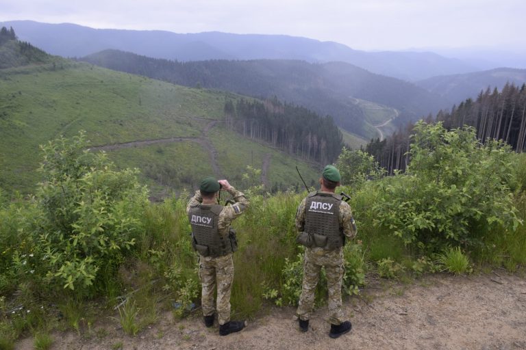 Прикордонники на гелікоптері вистежили чоловіків, які горами йшли до Румунії (ФОТО) 5 news 20240512 111656 17155018162