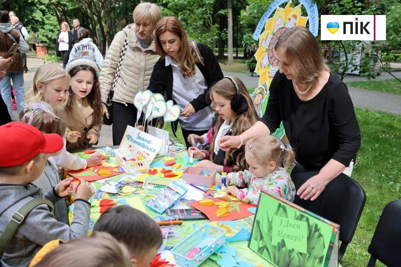 Люди Прикарпаття: День матері в Івано-Франківську (ФОТО) 14 photo1715528106 8 scaled