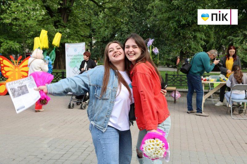 Люди Прикарпаття: День матері в Івано-Франківську (ФОТО) 13 photo1715528107 scaled