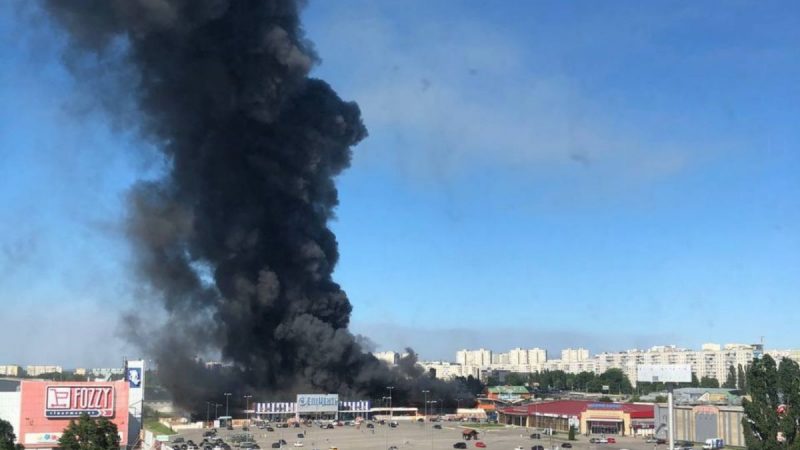 Росіяни вдарили авіабомбою по будівельному гіпермаркету в Харкові (ФОТО)