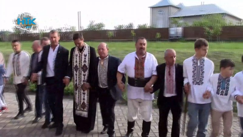 Рекорд України: на Прикарпатті 225 чоловіків виконали традиційний танець (ВІДЕО)