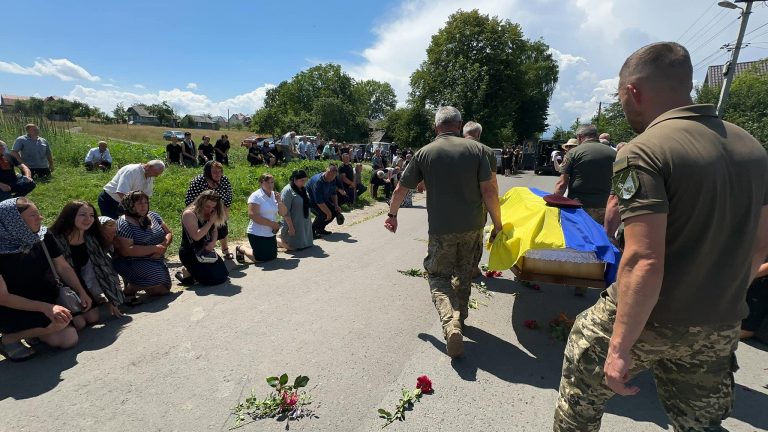 Навіки 41! На Франківщині провели в останню земну дорогу мужнього воїна (ВІДЕО) 5 2 14