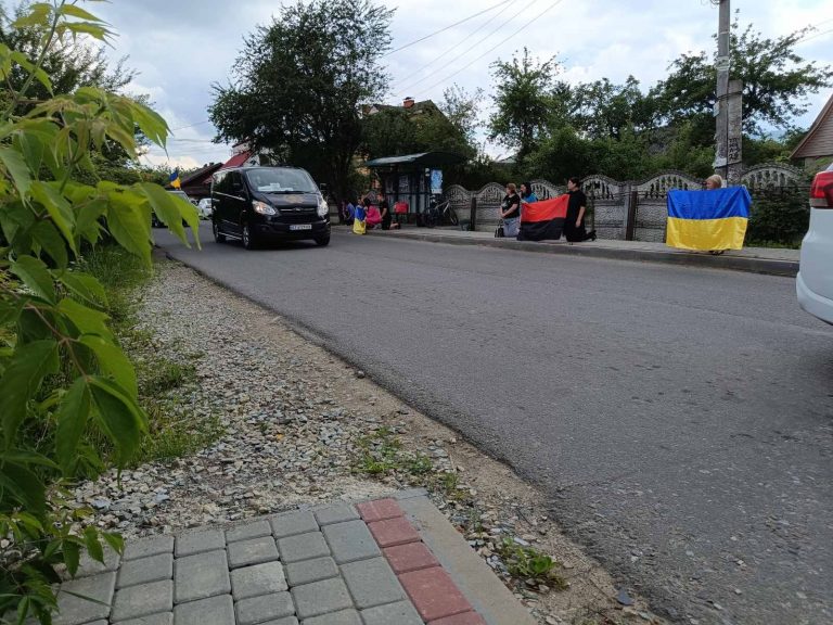 На Прикарпатті вкотре на колінах зустріли воїна "на щиті" (ФОТО) 9 4 4