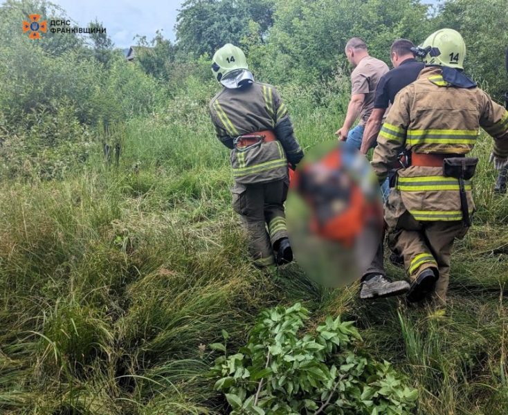 У Косівському районі на чоловіка впало дерево: він помер (ФОТО)