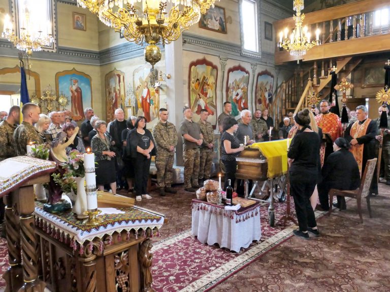 На Прикарпатті попрощалися із військовим Романом Калинчуком (ФОТО) 12 447973502 995869975877878 4624316120251521034 n