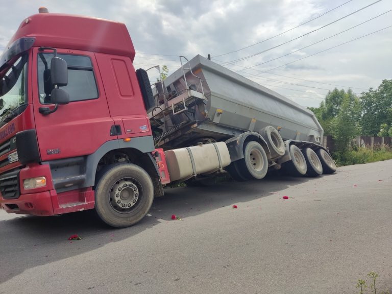 У Кутах через ДТП на дві години перекрили дорогу (ФОТО)