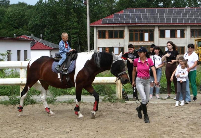 У Тлумачі для родин військових організували прогулянку на конях (ФОТО)