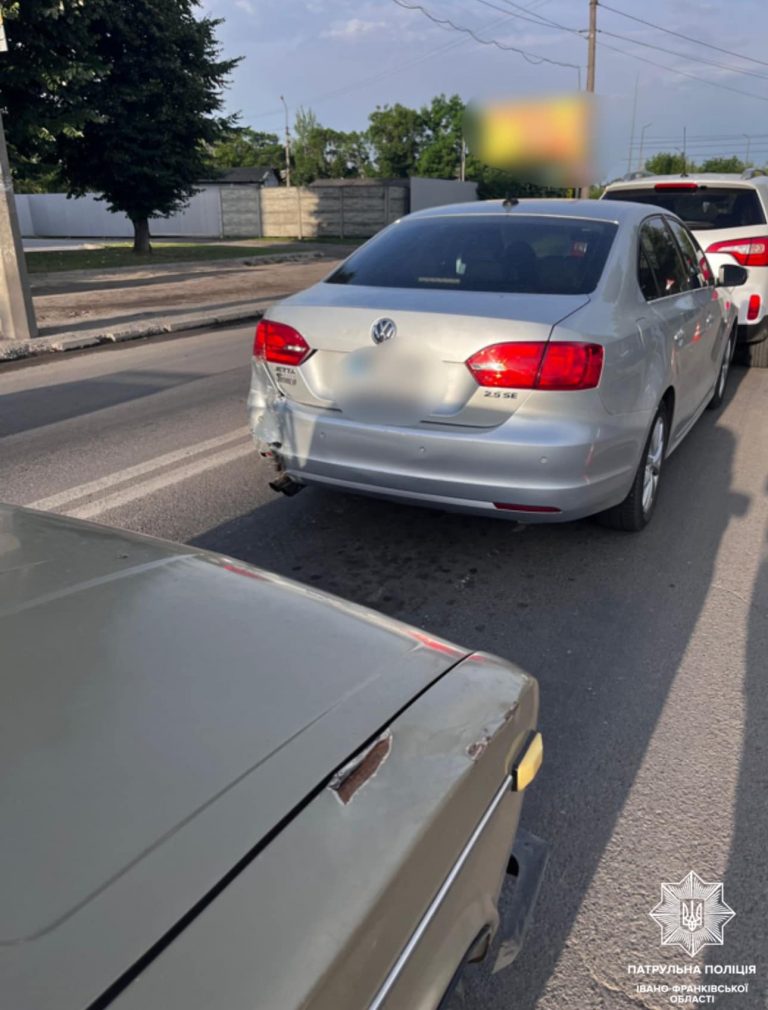 У Франківську нетверезий водій вчинив ДТП за участі трьох автомобілів (ФОТО) 6 448231321 888814473286165 7815770664133467848 n