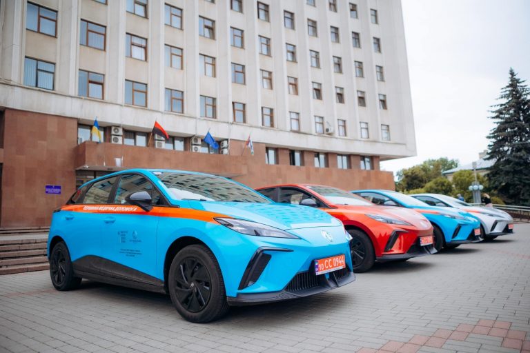 На Прикарпатті чотири лікарні отримали нові електромобілі 4 448248250 776319514674100 2291086875073119898 n