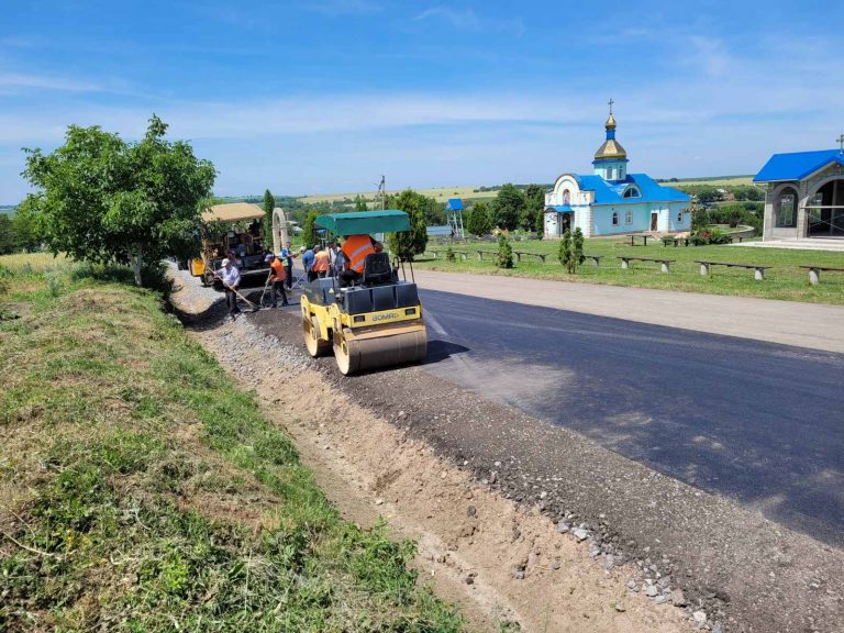 В селі на Городенківщині ремонтують дорогу до церкви (ФОТО)