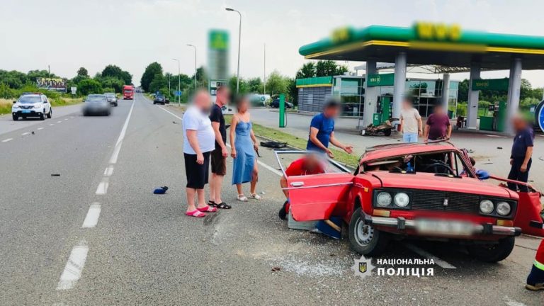 В Отинії зіткнулися два автомобілі: один з водіїв був п'яний (ФОТО) 11 В Отинії зіткнулися два автомобілі: один з водіїв був п'яний (ФОТО)
