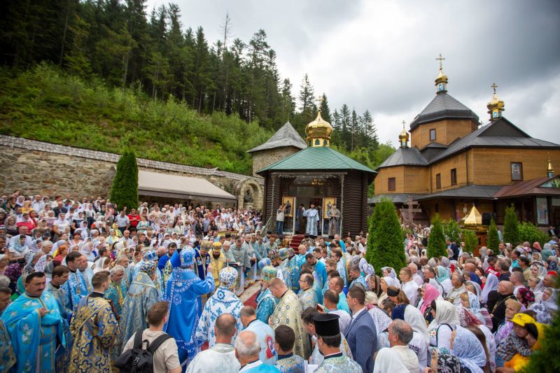 На Прикарпатті відбулася Всеукраїнська проща до Манявського монастиря (ФОТО)