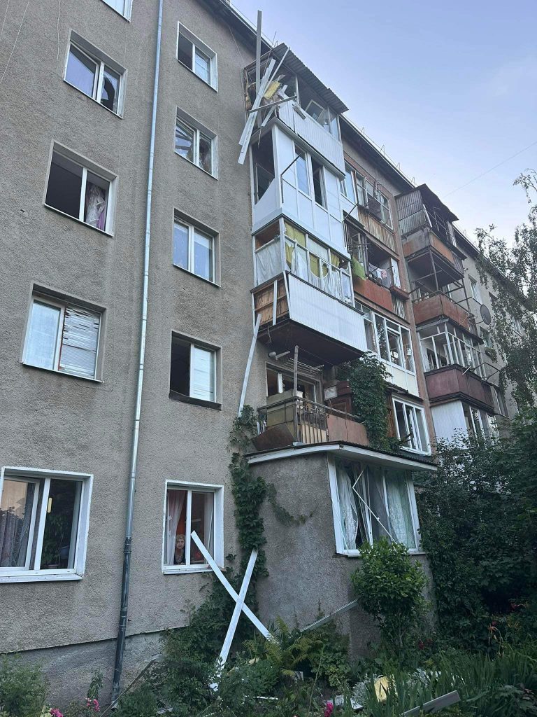 Франківцям обіцяють протягом 2-3 тижнів виплатити компенсацію за пошкодження від російського удару 11 Франківцям обіцяють протягом 2-3 тижнів виплати компенсацію за пошкодження від російського удару