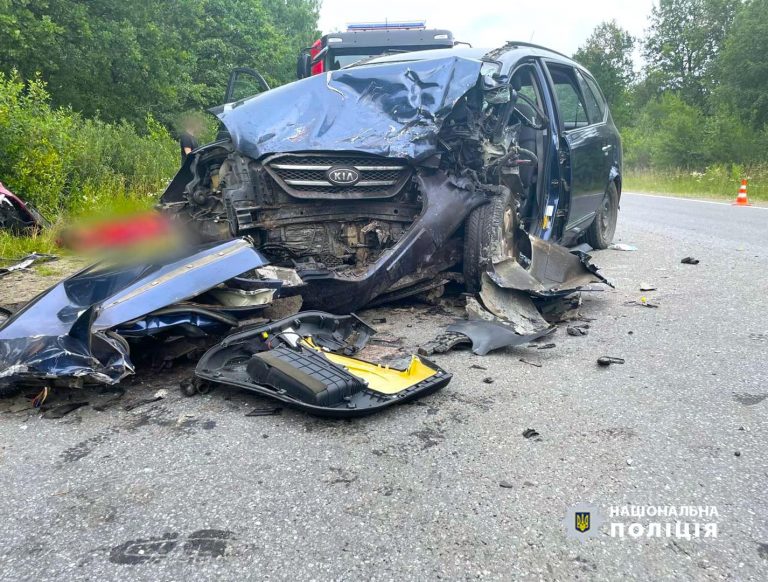 Під час обгону водій виїхав на зустрічну смугу: біля Франківська сталася смертельна ДТП 12 Під час обгону водій виїхав на зустрічну смугу: біля Франківська сталася смертельна ДТП