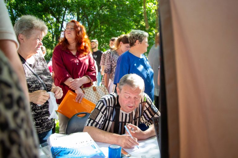 У Франківську збирають заяви мешканців на компенсацію за пошкодження майна внаслідок ворожого удару (ФОТО) 12 448944877 1055077512855171 5977197411644054428 n