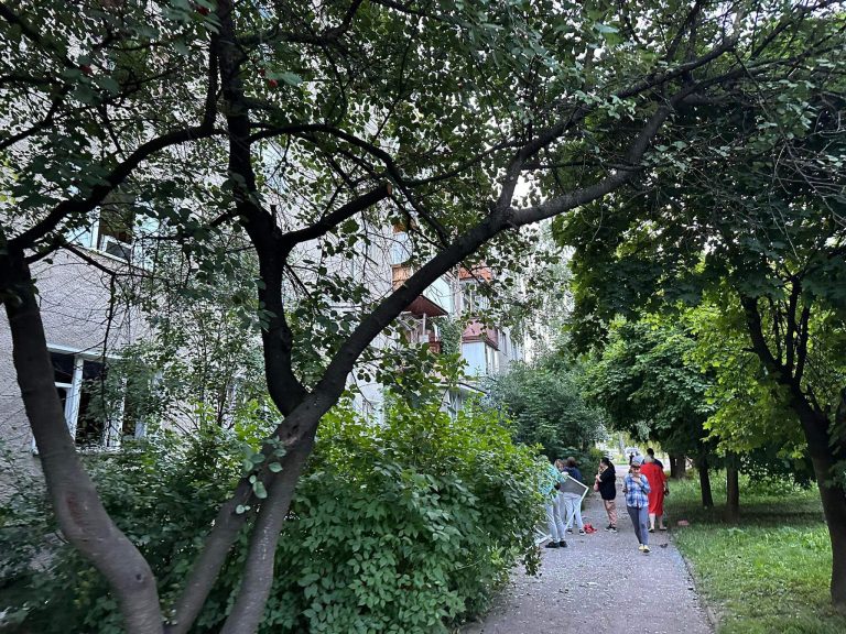 Повибивало вікна в 12 будинках: у Франківську ліквідовують наслідки ракетного удару 6 Повибивало вікна в 12 будинках: у Франківську ліквідовують наслідки ракетного удару